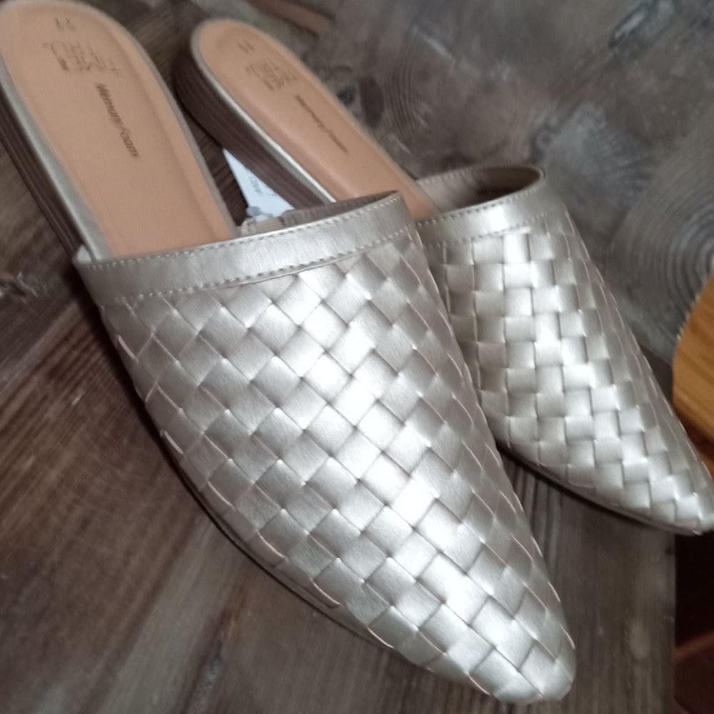 Time & Tru Women's Size 9 Woven Slip On Mules Gold Flats Memory Foam Sho…